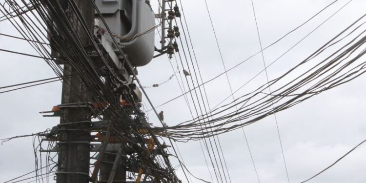 Impulsan coordinación con municipios para eliminar cables en desuso en Los Lagos