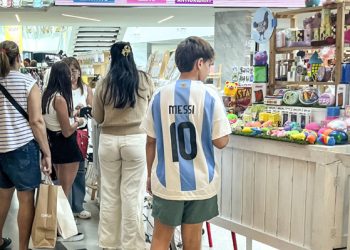 Se enfría el «turismo de compras» argentino en Chile y comercio prevé menores ventas a fin de año