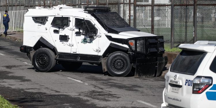 Carabineros imputados por muerte de hinchas de Colo Colo quedan con arresto domiciliario total