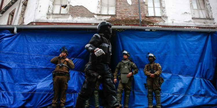 Masivo allanamiento en barrio Meiggs: PDI incauta $300 millones en ropa falsificada y detiene a 11 sujetos