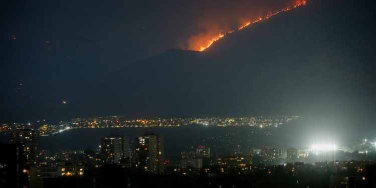 Incendio forestal en San Carlos de Apoquindo supera las 800 hectáreas afectadas