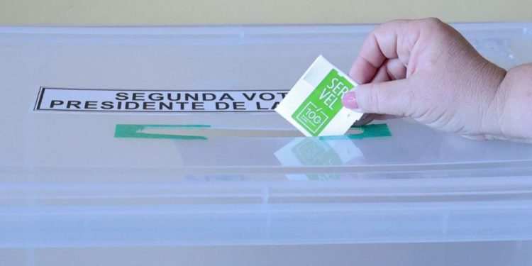 Servel destaca normalidad del proceso electoral y abre investigación por mensajes en Lipigas