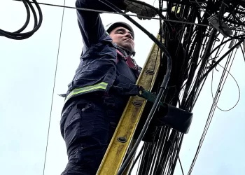 Puerto Varas retira 22 toneladas de cables en desuso