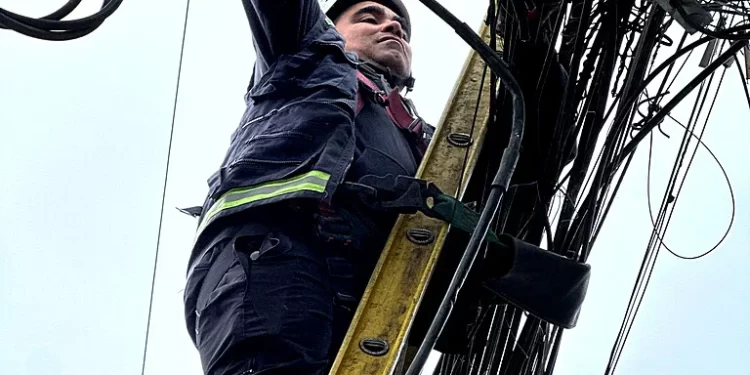 Puerto Varas retira 22 toneladas de cables en desuso