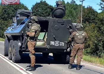 Contingente policial ejecuta desalojo de familia en San Juan de la Costa