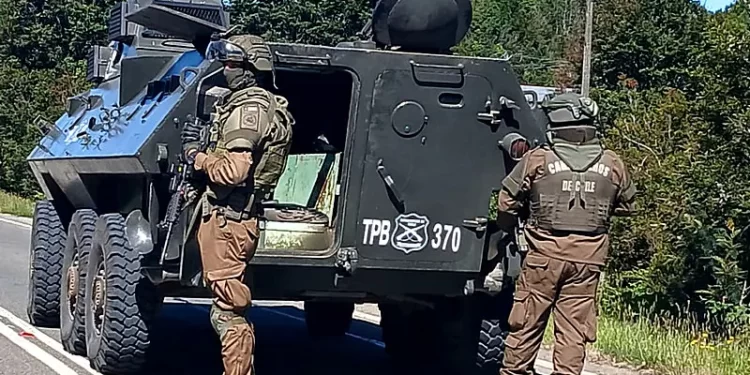 Contingente policial ejecuta desalojo de familia en San Juan de la Costa