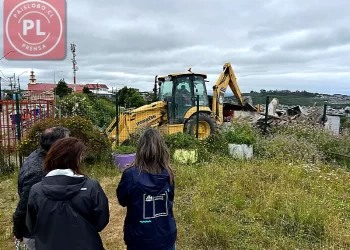 Serviu desalojó a familia desde ladera de campamento en Puerto Montt