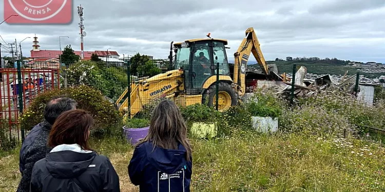 Serviu desalojó a familia desde ladera de campamento en Puerto Montt