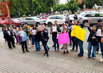 296 familias se manifiestan en la Delegación de Osorno exigiendo entrega de viviendas