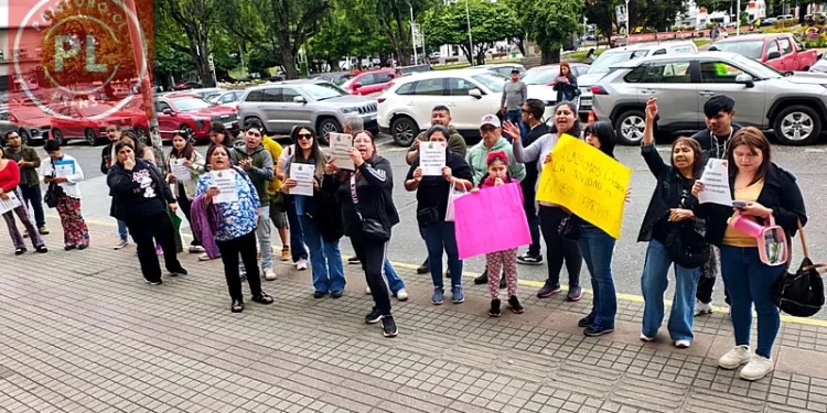 296 familias se manifiestan en la Delegación de Osorno exigiendo entrega de viviendas