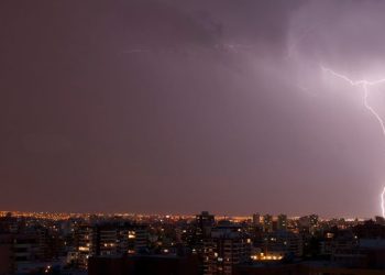 Emiten aviso por probables tormentas eléctricas para ocho regiones: incluye región de Los Lagos