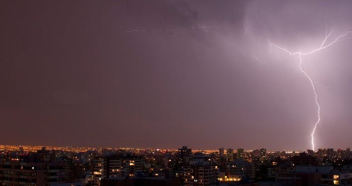 Emiten aviso por probables tormentas eléctricas para ocho regiones: incluye región de Los Lagos