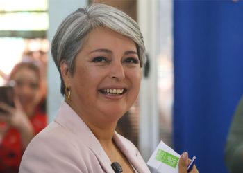 Voto en Conchalí, almuerzo con su hijo y reservada conversación con Boric: El diseño de Jara para el domingo 14-D