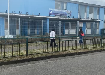 Pánico en ceremonia escolar de fin de año en Osorno: vecino amenaza a ex pareja y realiza disparos en el exterior