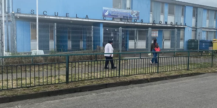 Pánico en ceremonia escolar de fin de año en Osorno: vecino amenaza a ex pareja y realiza disparos en el exterior
