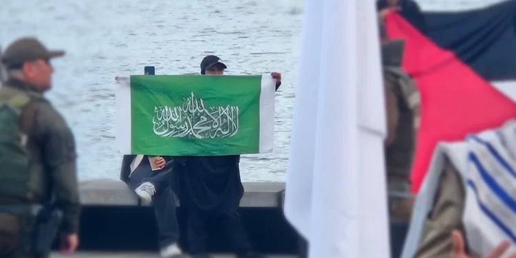 Exhibición de banderas de Hamás en acto de Jánuca en Puerto Montt