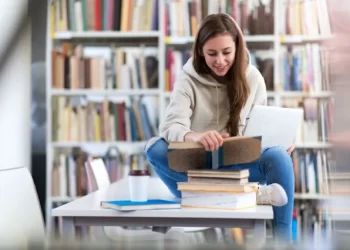 Crisis en los SLEP: Solo el 2,8% de sus alumnos supera los 800 puntos en la PAES