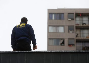 Dos menores entre las víctimas: Balacera en una pasarela de Puente Alto deja tres heridos