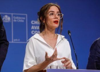 Ministra Vallejo responde a críticas de Kast: “Improvisación es prometer recortes de 6.000 millones”