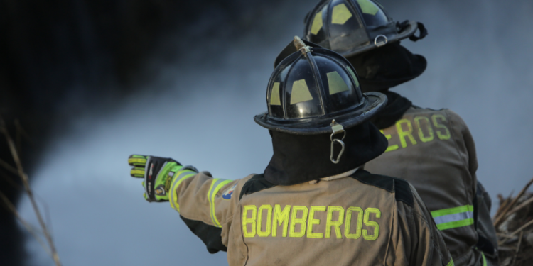 Senapred declara Alerta Roja en Paine por incendio forestal