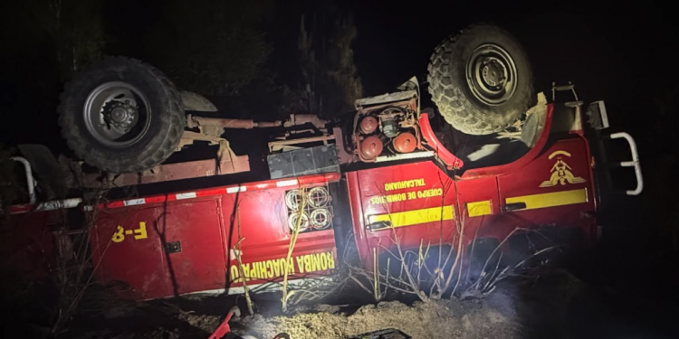 Carro de Bomberos vuelca tras combatir incendios en Florida: Al menos 7 voluntarios lesionados