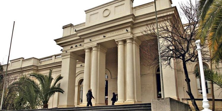 Hospital del Salvador descarta “atención priorizada” en operación a madre de ministra Aguilera