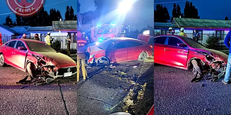 Accidente en Río Bueno: Vehículo chocó contra poste de alumbrado público