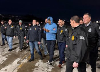 Encapuchado y con sandalias: Las primeras imágenes de Maduro siendo escoltado por la DEA tras aterrizar en Nueva York