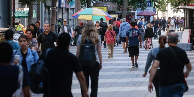 Pese a la baja del desempleo en diciembre, especialistas advierten: Gobierno cerraría con una tasa mayor que al asumir