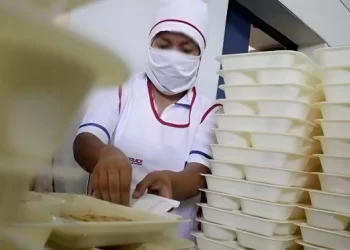 Manipuladoras de alimentos en Osorno quedan sin sueldos en Año Nuevo