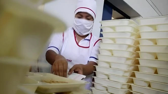 Manipuladoras de alimentos en Osorno quedan sin sueldos en Año Nuevo