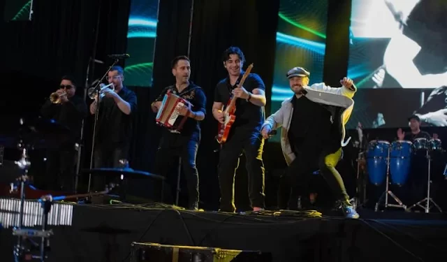 Los Vásquez y Andrés de León cautivan a 15 mil personas en el Parque Chuyaca