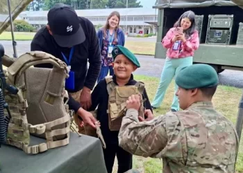 Niño con cáncer cumple su sueño en el Campo Militar Valdivia