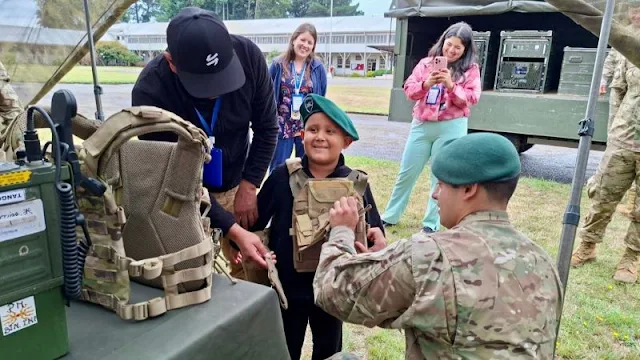 Niño con cáncer cumple su sueño en el Campo Militar Valdivia