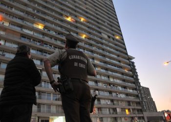 Incendio en departamento de Estación Central obligó a evacuar a cerca de 900 personas