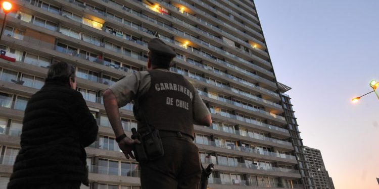Incendio en departamento de Estación Central obligó a evacuar a cerca de 900 personas