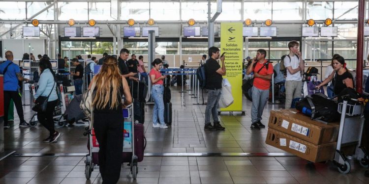 DGAC descarta presencia de explosivos tras aviso de bomba en Aeropuerto de Santiago