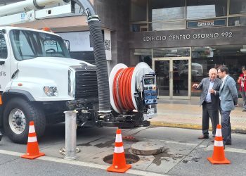 Presentan nuevo camión Vactor para reforzar mantención preventiva del alcantarillado