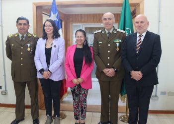 Zona Los Lagos: Jefe de Zona y Prefecto de Llanquihue fueron condecorados con Medalla Bicentenario de Chiloé