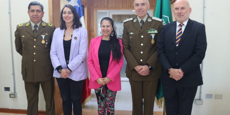 Zona Los Lagos: Jefe de Zona y Prefecto de Llanquihue fueron condecorados con Medalla Bicentenario de Chiloé