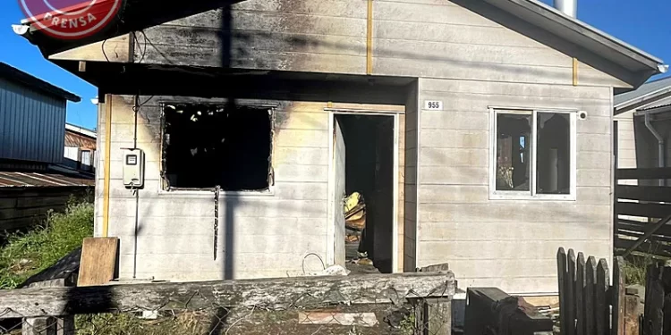 Detienen a hombre por incendio en su casa en Río Bueno