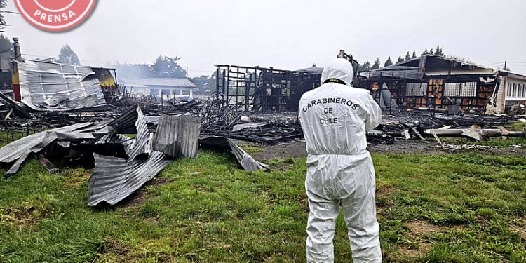 Incendio destruye Colegio Bicentenario en Puerto Montt: hay 4 detenidos