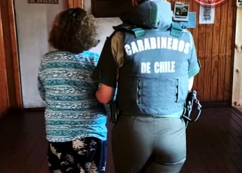 Río Bueno: Mujer con antecedentes detenida por microtráfico y alcohol clandestino
