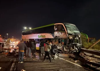 Dos fallecidos y decenas de heridos deja accidente en la Ruta 5 Sur