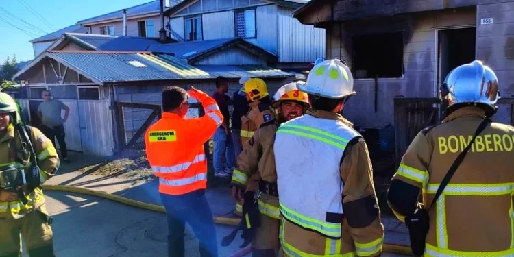 Incendio en Río Bueno: Bomberos encuentran acelerantes y sospechan de intencionalidad