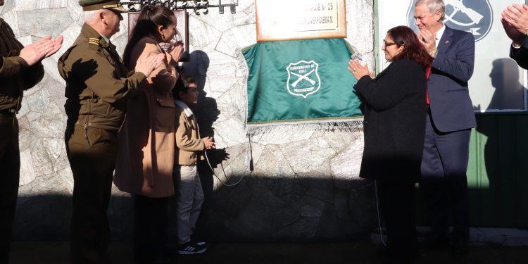 CARABINEROS DEVELA PLACA QUE NOMBRA A LA 1RA COMISARÍA SUBOFICIAL MAYOR JAVIER EDUARDO FIGUEROA MANQUEMILLA