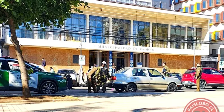 Descubren automóvil con encargo por robo tras fiscalización en el centro de Osorno