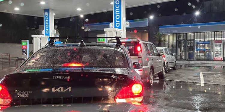Osorno registra largas filas en bencineras tras anuncio del alza de combustible