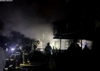 Incendio deja a 5 personas damnificadas y un bombero lesionado en Quellón