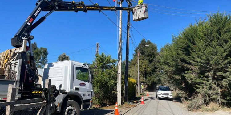 Saesa refuerza la red eléctrica en Río Bueno, Osorno y Puerto Octay para brindar un servicio más seguro y confiable